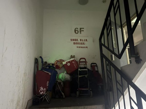 北京一小区烟头点火杂物激发火情，记者过后拜访——